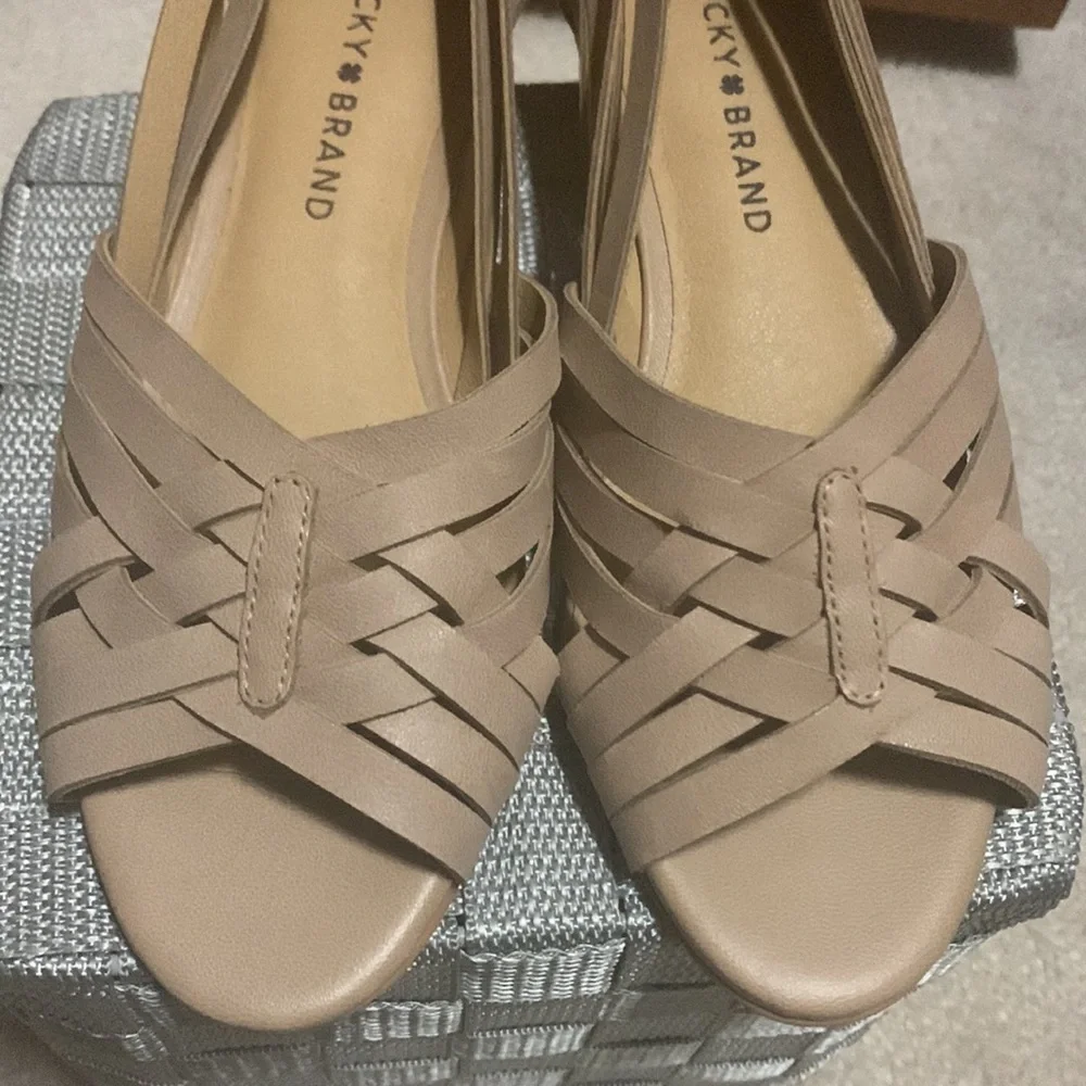 Lucky Brand tan/beige woven sandals, VERY NICE, 6.5 and never worn. 1” heel - Picture 8 of 8